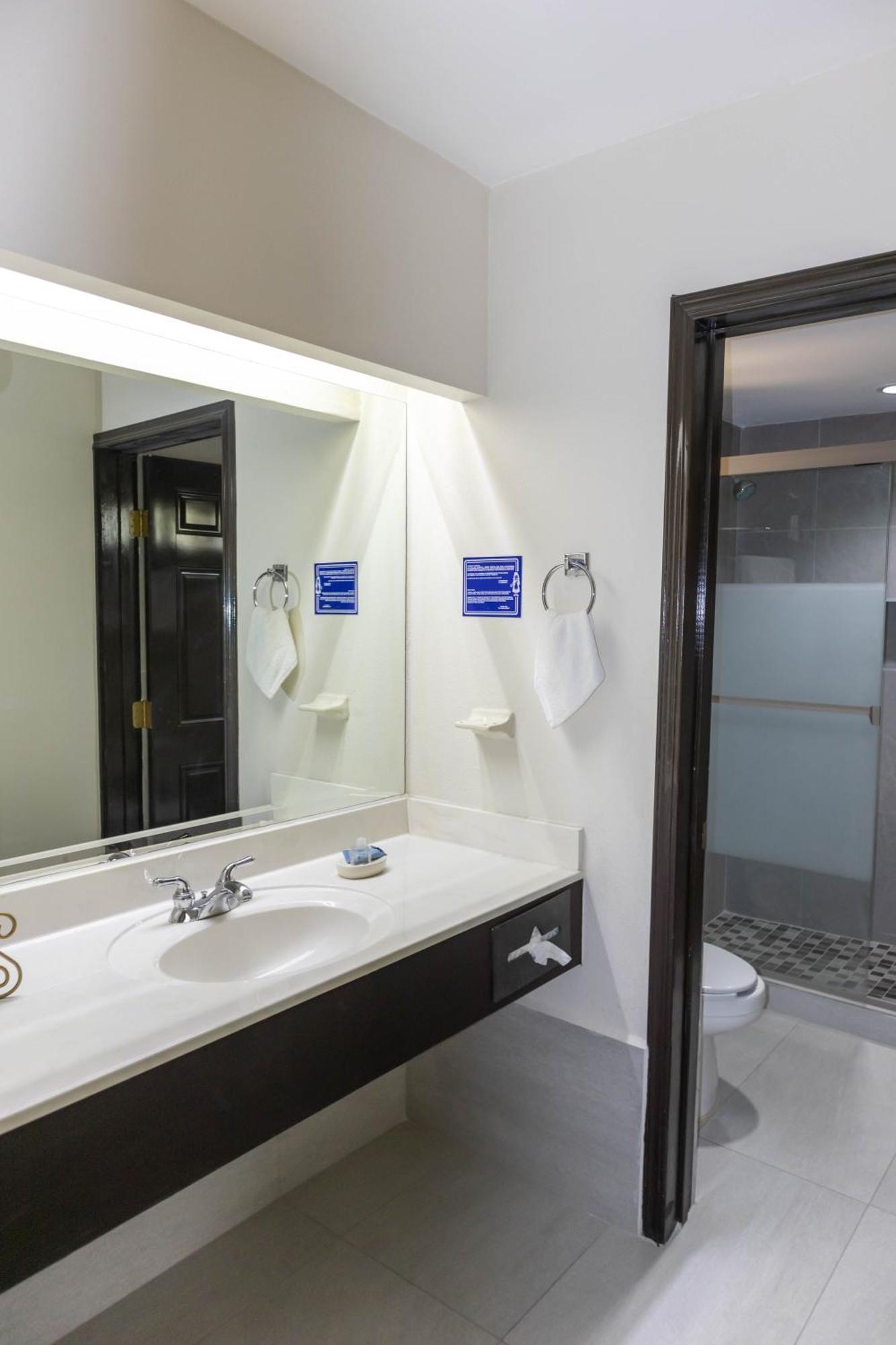 Best Western Hotel Plaza Matamoros Exteriör bild