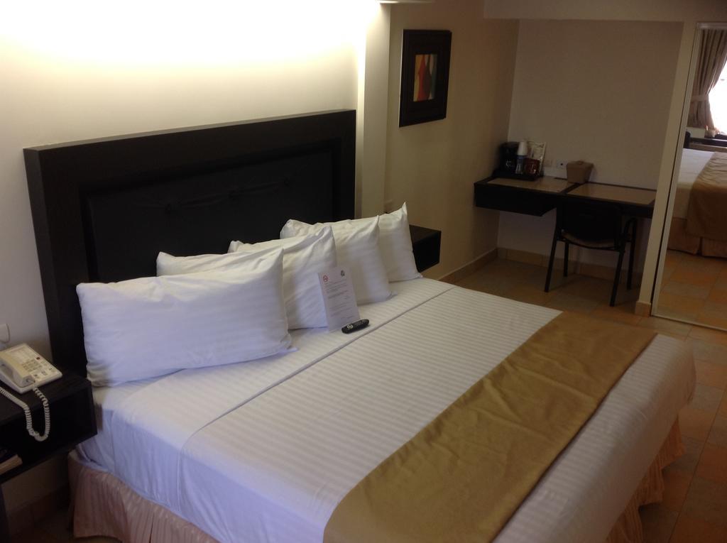 Best Western Hotel Plaza Matamoros Exteriör bild